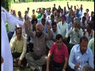 निजिकरण के विरोध में धरने पर बैठे हरियाणा भर के बिजली कर्मचारी