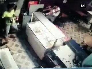 संघर्ष के बाद हारा कर्मचारी, सरेआम दुकान में लूट