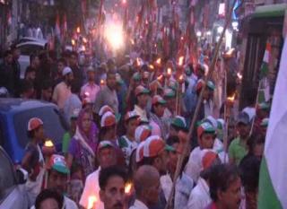 नरेला में कांग्रेस ने निकाला मशाल जुलूस, केजरीवाल का किया विरोध