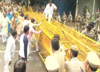 सफाई कर्मचारियों ने मुख्यमंत्री आवास के बाहर किया प्रदर्शन