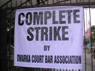द्वारका कोर्ट में वकीलों ने किया आवागमन बंद
