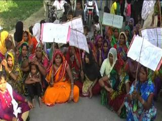 हरदोई में शौचालय की मांग को लेकर सड़कों पर उतरी महिलाएं