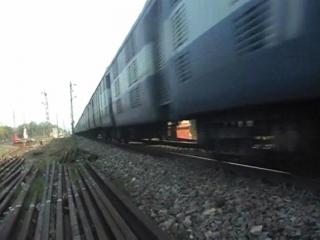 एक बार फिर ट्रेन पलटने की साजिश, रेलवे ट्रैक से निकाली 50 पैड्रॉल क्लिप