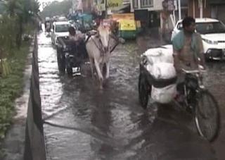 दिल्ली में जलभराव और जाम ने रोकी वाहनों की रफ्तार