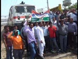 रेलवे कर्मियों ने रोकी ट्रेन, कर रहे थे सातवां वेतनमान लागू करने की मांग