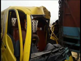 खड़े ट्रक से टकराई स्कूल वैन, 2 छात्रों की मौत