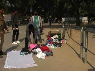 छात्रों की अनोखी पहल, शहर में बॉक्स लगाकर गरीबों के लिए जमा करते हैं गर्म कपड़े