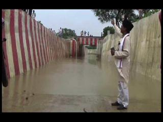 भारी बारिश से अंडरग्राउंड ब्रिज में भरा पानी, लोगों का हाल बेहाल