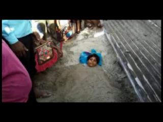 कंरट से झुलसा बच्चा, लोगों ने रेत में दबाया