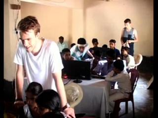 गरीब बच्चों को फ्री में कम्प्यूटर सिखा रहे है विदेशी युवक