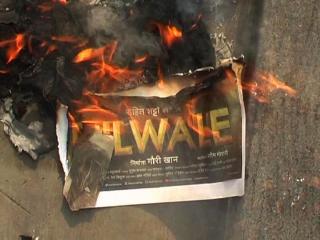 दिलवाले का देश भर में विरोध, जगह-जगह जलाए गए फिल्म के पोस्टर