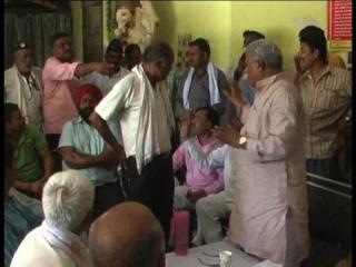 समस्या सुनने पहुंचे सांसद का ग्रामीणों ने किया विरोध