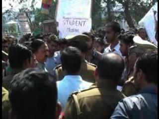 लापता छात्रा को ढूंढने में पुलिस नाकाम, छात्रों ने किया प्रदर्शन