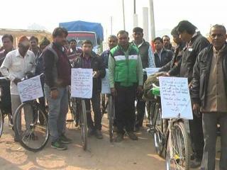 बिजली विभाग के निविदा कर्मचारियों ने निकाली साईकिल रैली