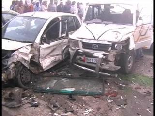 यमुना एक्सप्रेस-वे नहीं थम रहा हादसों का सिलसिला, 30 गाड़ियों की आपस में टक्कर, कई लोग जख्मी
