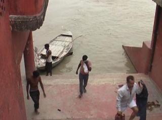 दारोगा ने गंगा में डूब रहे चार लोगों की जान बचाई