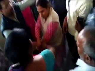 महिला रेलवे क्लर्क से मारपीट, यात्री के परिजनों ने तोड़े शीशे