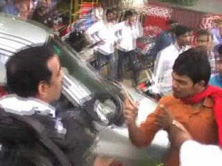 सपा और भाजपा समर्थकों में हाथापाई, तोड़ी स्क्रिन और कुर्सियां