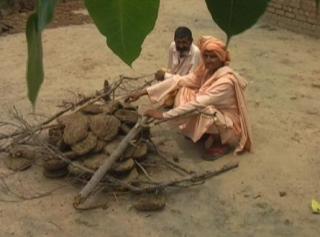 महंत की चेतावनी, मंदिर के ऊपर तार नहीं हटे तो 48 घंटे में लेंगे अग्निसमाधि