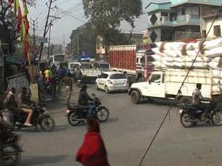 सपा सरकार में नहीं थम रही दबंगई,अवैध ट्रक पकड़ने पर उठा ले गए दबंग