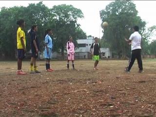 सपा के राज में गरीबी के कारण 5 लड़कियों ने छोड़ा फुटबॉल खेलना