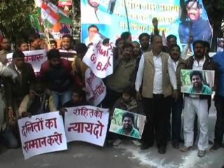 दलित छात्र रोहित वेमुला खुदकुशी पर कांग्रेसी कार्यकर्ताओं ने किया विरोध प्रदर्शन