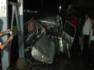 रेलवे स्टेशन पर ट्रेन से टकराई कार, टला बड़ा हादसा