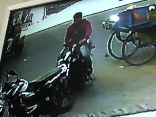 आगरा में बेखौफ चोर, बाइक चोरी करते हुए CCTV कैमरे में हुआ कैद