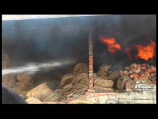 माल गोदाम में लगी आग, आस पास के घरों पर बना खतरा