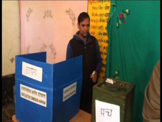 वोट डालने के लिए दिल्ली से आए न्यायधीश हरविंदर सिंह