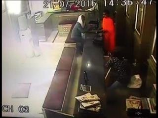 साइबर सिटी में दिनदिहाड़े ज्वेलर्स की दुकान पर लूट, CCTV में कैद हुआ लुटेरा