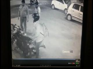 बीड़ी मांगने पर युवक को जूतों से पीटा, CCTV में कैद