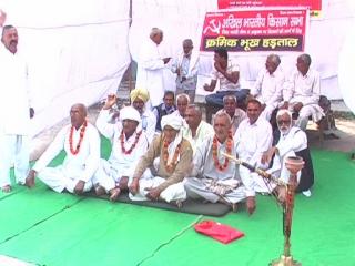 4 महीने बाद भी मुआवजा ना मिलने पर किसानों ने की भूख हड़ताल
