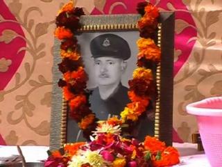 कप्तान रघुवीर सिंह के निधन पर शोक व्यक्त करने पहुंचे गुर्जर