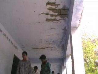 सरकारी स्कूल की बिल्डिंग जर्जर, मौत के साए में पढ़ रहे बच्चे