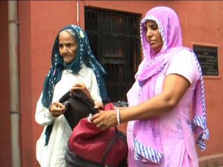 ऑटो में महिला का बैग काटकर उड़ाए 40 हज़ार रूपए