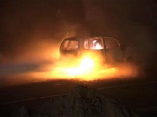 नेशनल हाईवे एक पर चलती कार में लगी आग, बुरी तरह जली गाड़ी