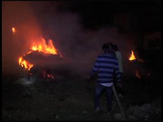 विवादित पंचायती जमीन पर गांव वालों ने लगाई आग