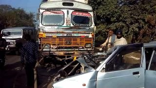 पिपली गांव के पास कार और ट्रक की टक्कर, दो की मौत