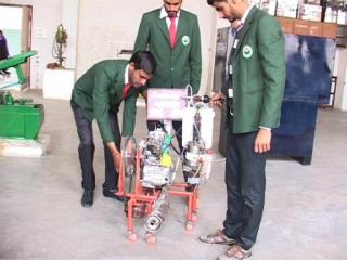 सिरसा के छात्रों का कमाल, बना डाला पानी से चलने वाला इंजन