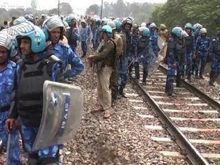 दिल्ली-अंबाला रेलवे ट्रैक जाम, जाटों को हटाने में नाकाम रही फोर्स