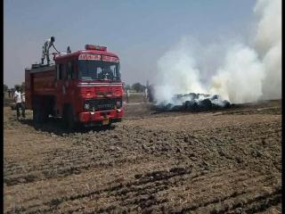 किसानों का सोना जलता देख खुद डीसी ने बुझाई आग