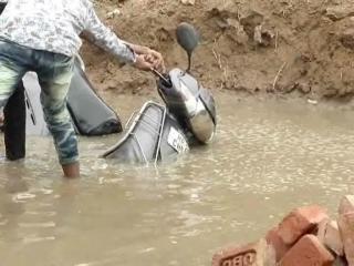 देखिए..  जब बारिश के गंदे पानी से गुजरे  BJP विधायक