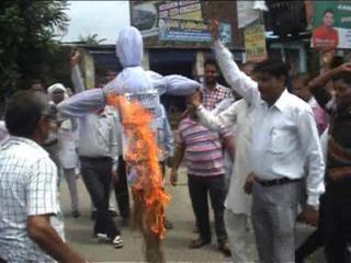 संगठनों ने हिंदू श्रद्धालुओं पर हमले के विरोध में फूंका पाकिस्तान का पुतला