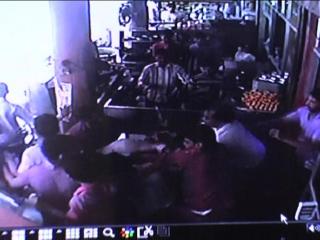 बदमाशों ने दुकान में घुसकर की मारपीट, सीसीटीवी में कैद हुई वारदात