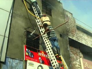 जूता स्टोर के तीन मंजिला गोदाम में लगी आग, लाखों का नुकसान