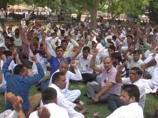 निजीकरण के विरोध में ब्रह्मसरोवर पर बिजली कर्मचारियों ने किया प्रदर्शन