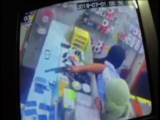 देसी कट्टा तानकर लूटा था मोबाइल शोरूम, सामने आई CCTV फुटेज