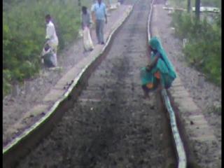 रेलवे लाइन पर आत्महत्या करने गई महिला, चालक की सूझबूझ से बची जान