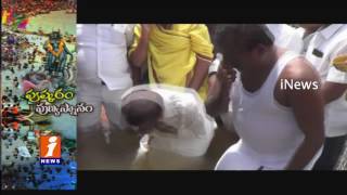 Comedian Venu Madhav Takes Pushkar Bath at Mattapalli Pushkar Ghat | Nalgonda | iNews